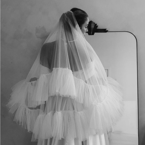 Ruffle Fingertip Ivory Tulle Veil - Picture 4 of 5